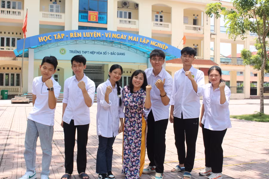 Cô Nguyễn Thị Hoa, giáo viên Trường THPT Hiệp Hòa số 1 và các học trò là thủ khoa các khối của nhà trường tại kỳ thi tốt nghiệp THPT 2023.