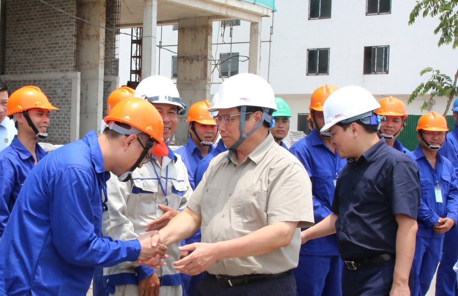 Thủ tướng Phạm Minh Chính động viên công nhân làm việc tại dự án khu nhà ở xã hội Cát Tường Thống Nhất Smart City. Thủ tướng Phạm Minh Chính động viên công nhân làm việc tại dự án khu nhà ở xã hội Cát Tường Thống Nhất Smart City.