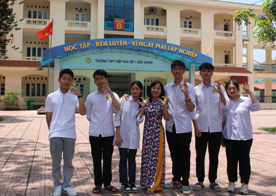 Cô Nguyễn Thị Hoa, giáo viên Trường THPT Hiệp Hòa số 1 chia vui với học trò là thủ khoa các khối của nhà trường tại kỳ thi tốt nghiệp THPT 2023.