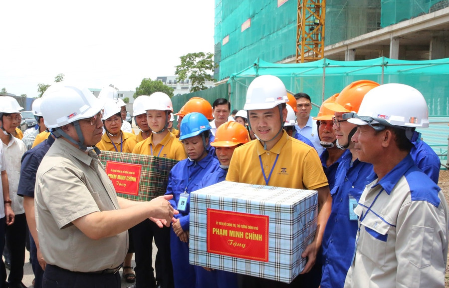 Thủ tướng Phạm Minh Chính tặng quà công nhân làm việc tại công trường. Thủ tướng Phạm Minh Chính tặng quà công nhân làm việc tại công trường.