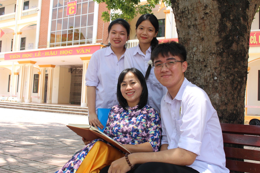 Cô Nguyễn Thị Hoa chia vui với một số học trò lớp 12D1 đạt kết quả cao tại kỳ thi tốt nghiệp.