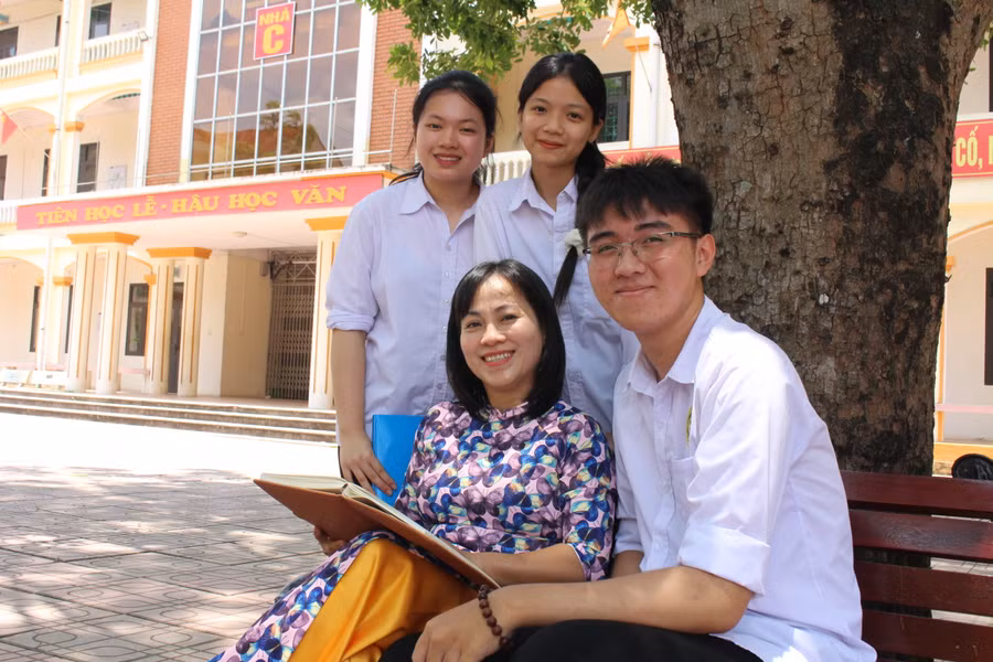 Cô Nguyễn Thị Hoa chia vui với một số học trò lớp 12D1 đạt kết quả cao tại kỳ thi tốt nghiệp.