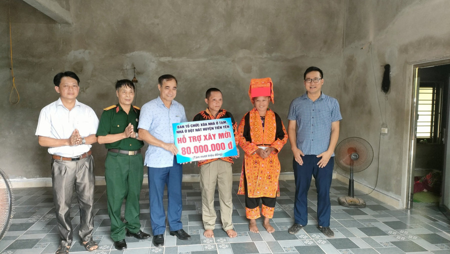 Lãnh đạo huyện Tiên Yên trao kinh phí hỗ trợ xây nhà cho hộ ông Chíu Chăn Sềnh, thôn Đoàn Kết, xã Hà Lâu. Lãnh đạo huyện Tiên Yên trao kinh phí hỗ trợ xây nhà cho hộ ông Chíu Chăn Sềnh, thôn Đoàn Kết, xã Hà Lâu.