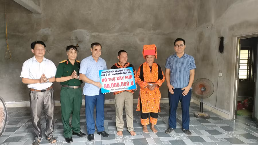 Lãnh đạo huyện Tiên Yên trao kinh phí hỗ trợ xây nhà cho hộ ông Chíu Chăn Sềnh, thôn Đoàn Kết, xã Hà Lâu.