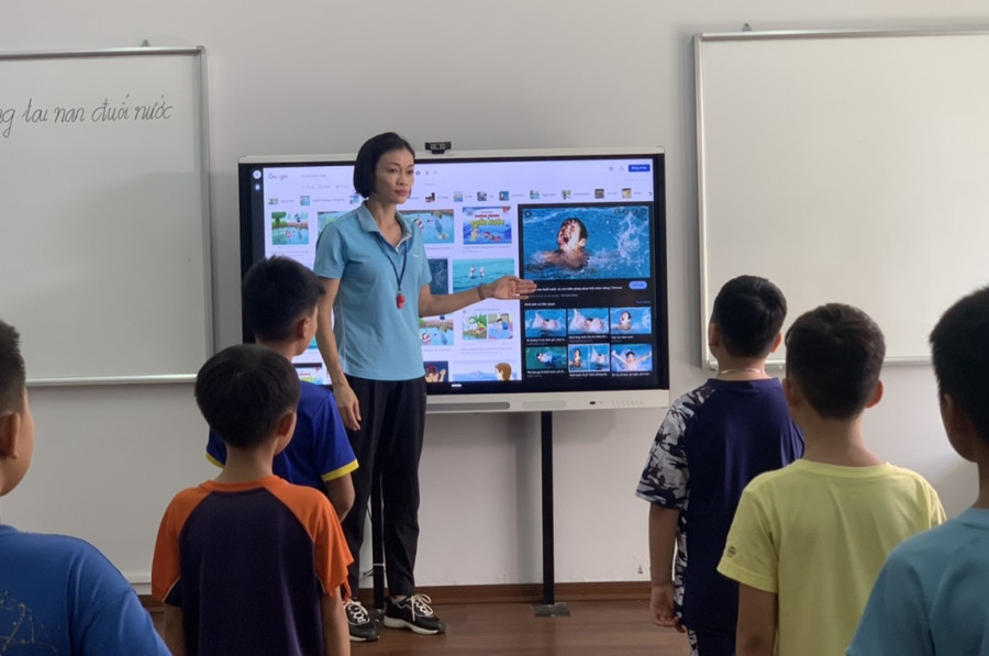 Giáo viên phổ biến kỹ năng phòng, chống đuối nước cho học sinh Trường Tiểu học Nguyễn Bình, phường Quảng Yên. Giáo viên phổ biến kỹ năng phòng, chống đuối nước cho học sinh Trường Tiểu học Nguyễn Bình, phường Quảng Yên.