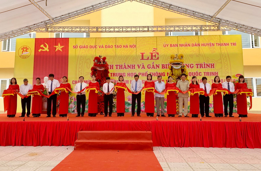 Các đại biểu thực hiện nghi thức cắt băng khánh thành