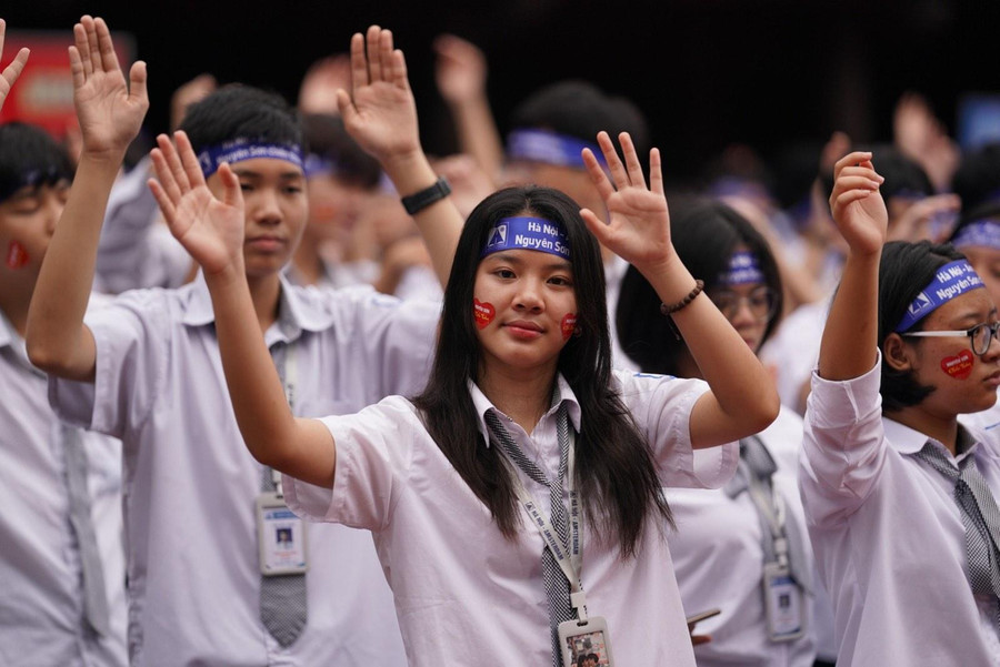 Học sinh trường THPT chuyên Hà Nội - Amsterdam cổ vũ, động viên Nguyên Sơn