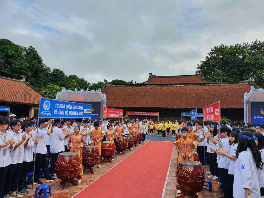 Học sinh Trường THPT chuyên Hà Nội Amsterdam cổ vũ cho Vũ Nguyên Sơn Học sinh Trường THPT chuyên Hà Nội Amsterdam cổ vũ cho Vũ Nguyên Sơn