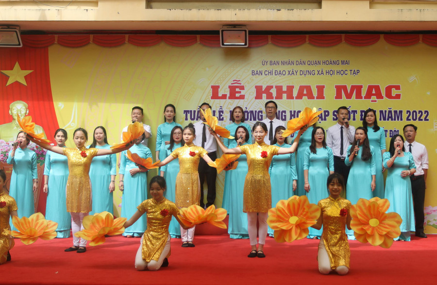 Tiết mục văn nghệ chào mừng lễ khai mạc.