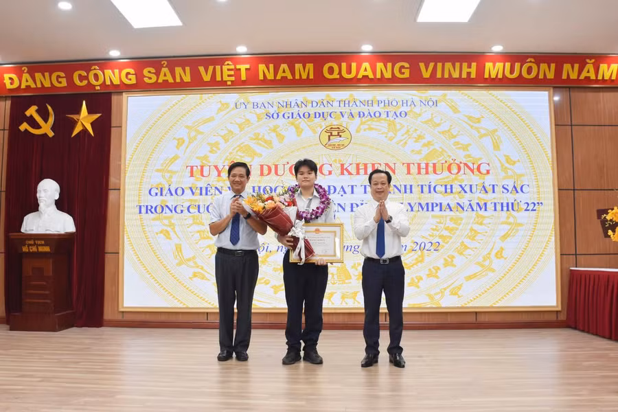 Lãnh đạo Sở Giáo dục và Đào tạo Hà Nội trao Bằng khen của Chủ tịch UBND thành phố cho học sinh Vũ Nguyên Sơn.