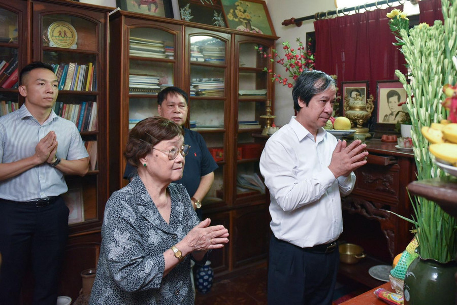 Bộ trưởng Nguyễn Kim Sơn thắp hương tưởng nhớ giáo sư Nguyễn Đình Tứ Bộ trưởng Nguyễn Kim Sơn thắp hương tưởng nhớ giáo sư Nguyễn Đình Tứ