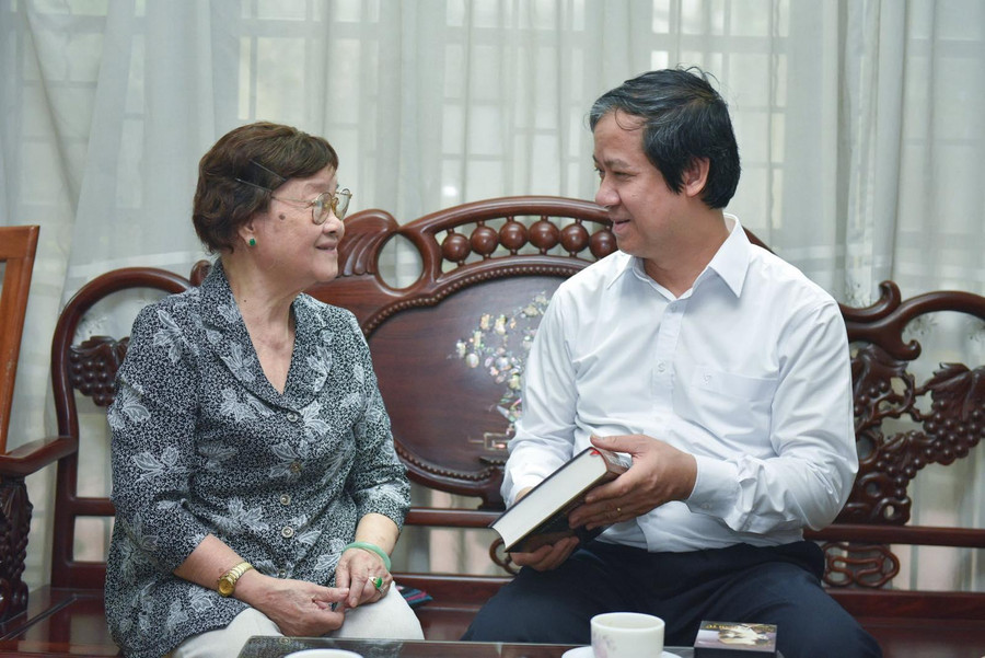 Bộ trưởng Nguyễn Kim Sơn thăm hỏi sức khỏe bà Nguyễn Thu Nhạn, vợ cố giáo sư Nguyễn Đình Tứ Bộ trưởng Nguyễn Kim Sơn thăm hỏi sức khỏe bà Nguyễn Thu Nhạn, vợ cố giáo sư Nguyễn Đình Tứ