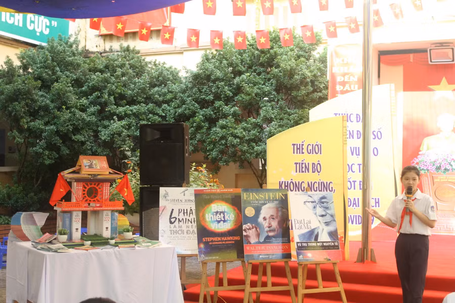 Học sinh giới thiệu sách, hưởng ứng tuần lễ học tập suốt đời năm 2022.