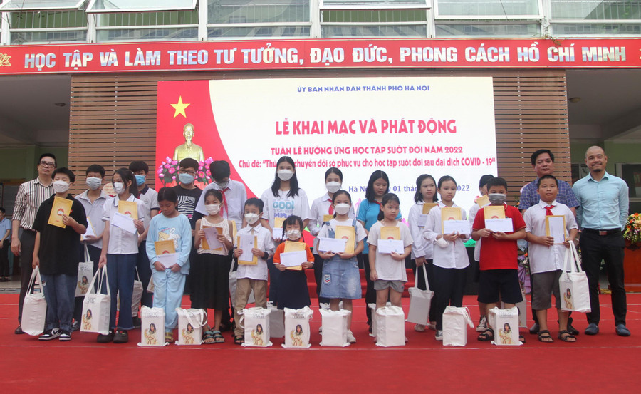 Ban tổ chức cũng trao quà cho 20 học sinh vượt khó trong học tập. Ban tổ chức cũng trao quà cho 20 học sinh vượt khó trong học tập.