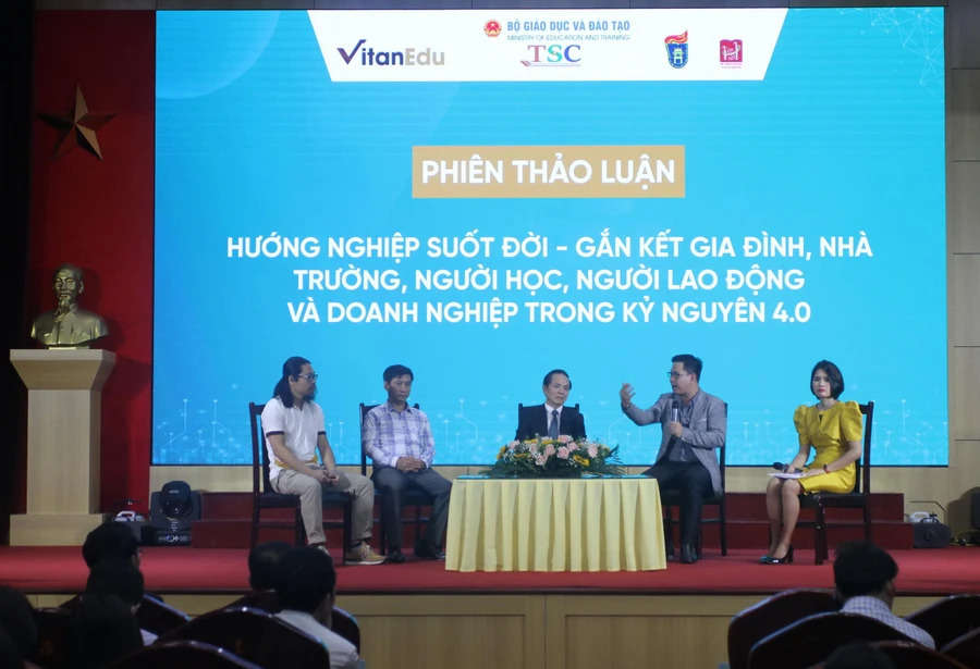 Phiên thảo luận tại hội thảo