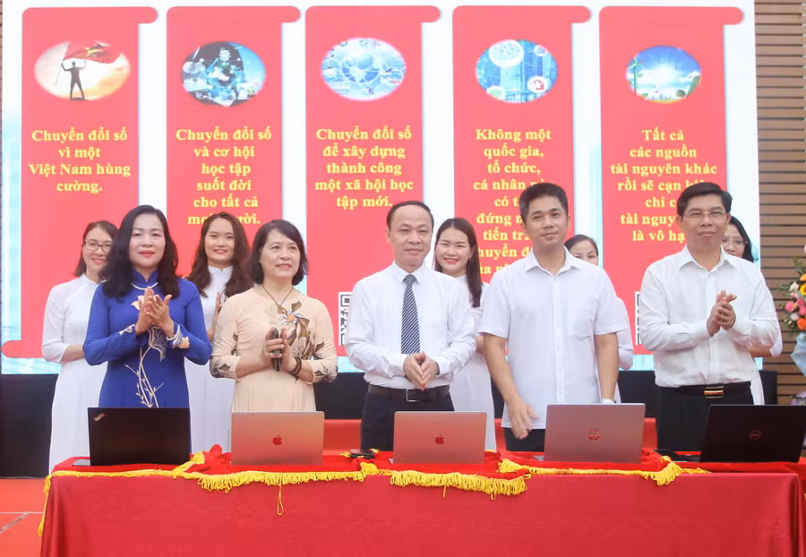 Các đại biểu thực hiện nghi thức gửi thông điệp hưởng ứng Tuần lễ hưởng ứng học tập suốt đời năm 2022