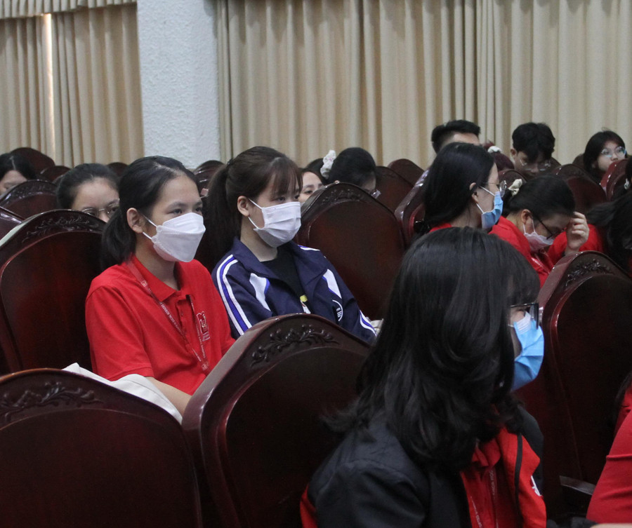 Hội thảo có sự tham dự của đông đảo học sinh, sinh viên cùng phụ huynh. Hội thảo có sự tham dự của đông đảo học sinh, sinh viên cùng phụ huynh.