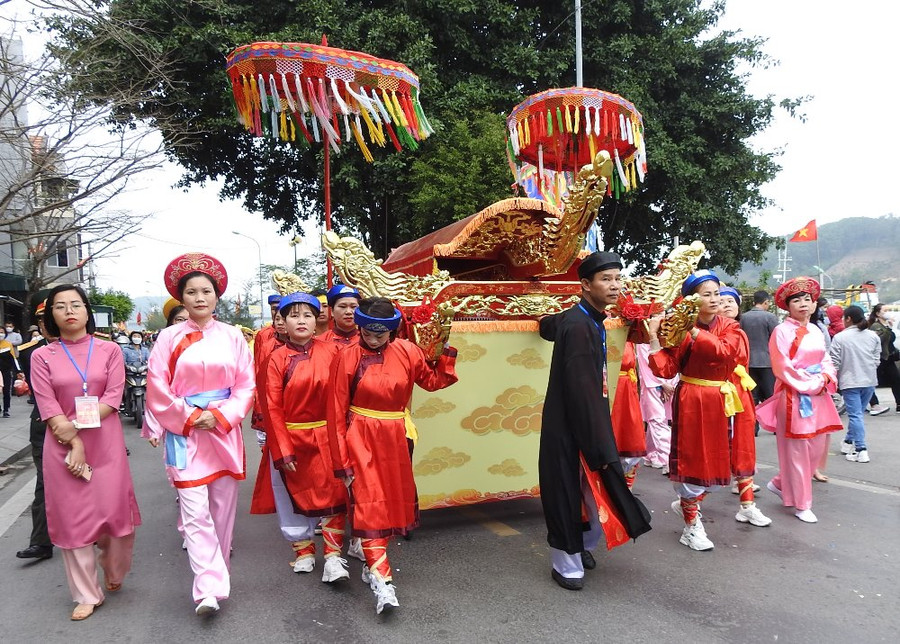 Theo ban tổ chức, phần hội sẽ có các trò chơi dân gian như: Hội thi kéo co nam, nữ; hội thi đẩy gậy; hội thi dâng soạn lễ; thi đấu cờ người và cờ bỏi; trò chơi bịt mắt đập bóng, bịt mắt đánh trống; thi chọi gà; hội thi tổ tôm điếm…
