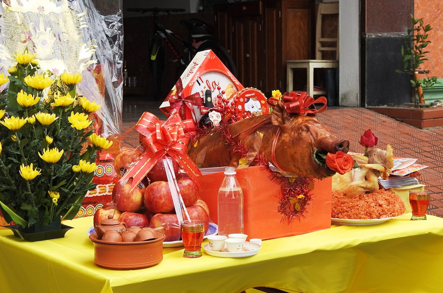 Nhiều gia đình hai bên đường có đoàn rước đi qua đã chuẩn bị mâm lễ gồm hoa quả và đồ mặn để cầu an, cầu lộc, cầu tài.