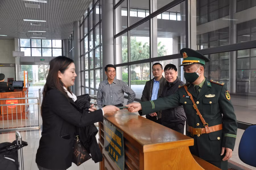 Người dân làm thủ tục xuất cảnh sang Trung Quốc sáng 21/2.