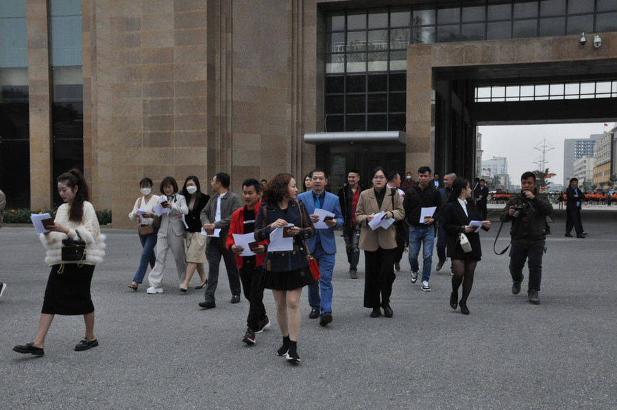 Những người đầu tiên xuất cảnh qua Cửa khẩu Quốc tế Móng Cái, nhập cảnh vào Trung Quốc bằng sổ thông hành sau 3 năm tạm dừng do ảnh hưởng của dịch bệnh Covid-19. Những người đầu tiên xuất cảnh qua Cửa khẩu Quốc tế Móng Cái, nhập cảnh vào Trung Quốc bằng sổ thông hành sau 3 năm tạm dừng do ảnh hưởng của dịch bệnh Covid-19.