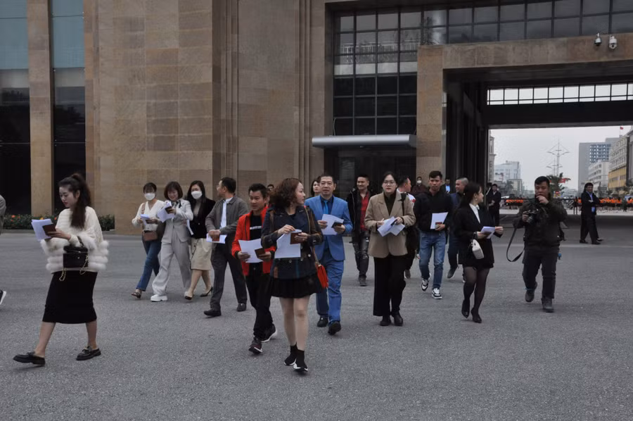 Những người đầu tiên xuất cảnh qua Cửa khẩu Quốc tế Móng Cái, nhập cảnh vào Trung Quốc bằng sổ thông hành sau 3 năm tạm dừng do ảnh hưởng của dịch bệnh Covid-19.