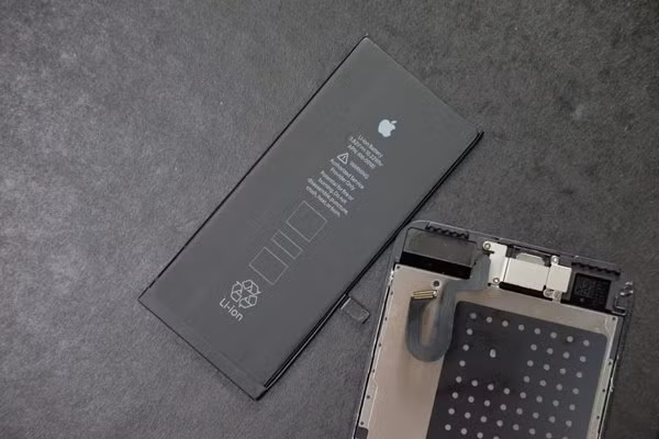 Người Việt chọn thay pin iPhone bên ngoài thay vì chính hãng