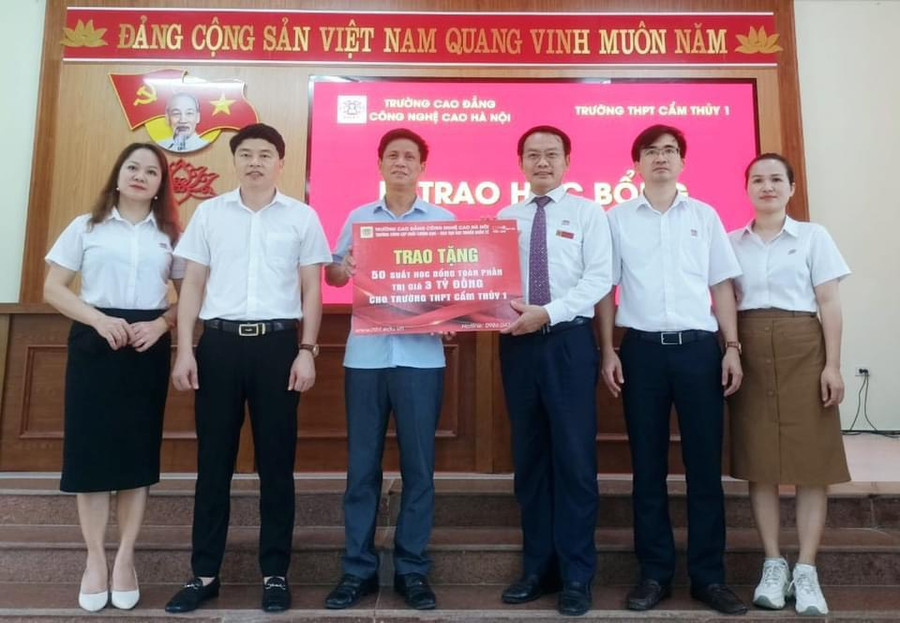 Hàng chục tỷ đồng trao tặng cho học sinh địa phương.