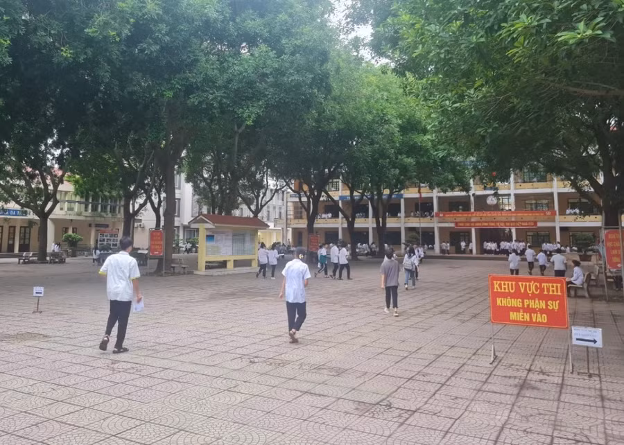 Thí sinh dự thi sáng 6/6.