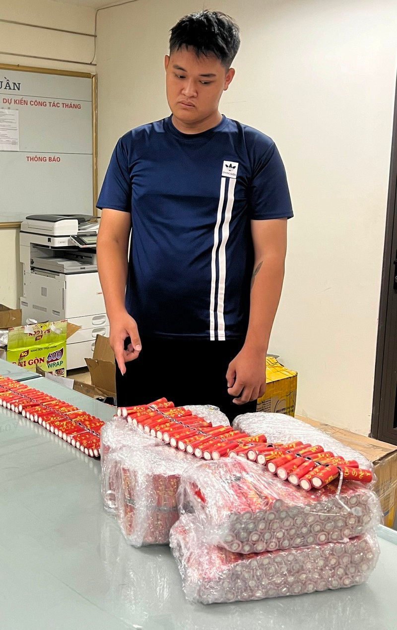 Đối tượng Nguyễn Đình Long và tang vật bị thu giữ.