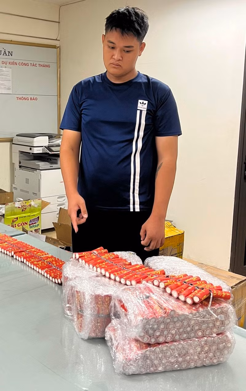 Đối tượng Nguyễn Đình Long và tang vật bị thu giữ.