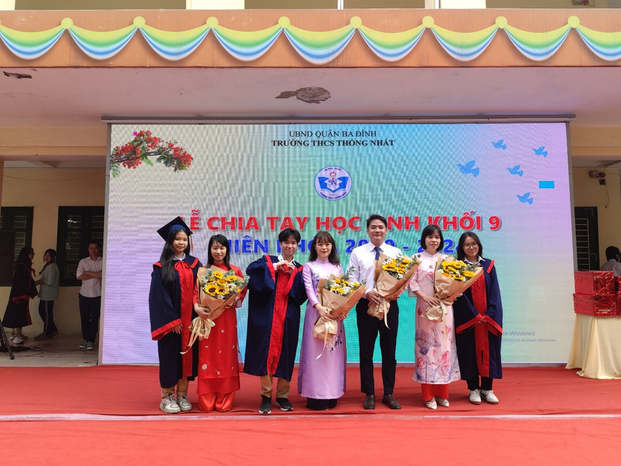 Thầy Nguyễn Quốc Dương - Hiệu trưởng THCS Thống Nhất cùng đồng nghiệp chụp ảnh lưu niệm với học trò. Thầy Nguyễn Quốc Dương - Hiệu trưởng THCS Thống Nhất cùng đồng nghiệp chụp ảnh lưu niệm với học trò.