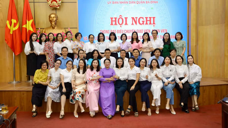 Nhà giáo Phạm Thị Hương Giang (áo dài tím, hàng trên) chụp ảnh cùng giáo viên Trường THCS Giảng Võ 2.