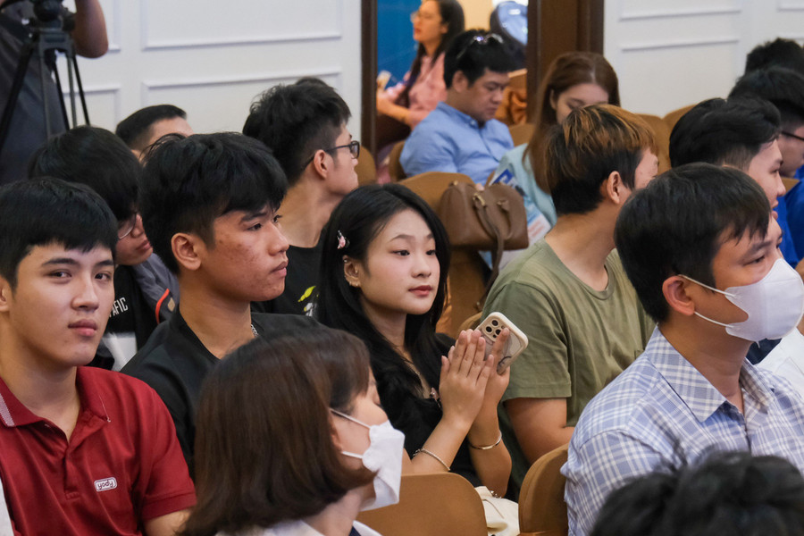Sinh viên lắng nghe những cơ hội công việc, ý tưởng đổi mới sáng tạo. Sinh viên lắng nghe những cơ hội công việc, ý tưởng đổi mới sáng tạo.