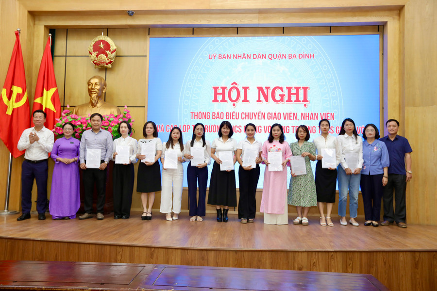 TS. Lê Đức Thuận (áo trắng) và ông Nguyễn Mạnh Cường cùng đại diện hai trường THCS (Giảng Võ, Giảng Võ 2) trao quyết định và chụp ảnh lưu niệm với giáo viên được điều chuyển. TS. Lê Đức Thuận (áo trắng) và ông Nguyễn Mạnh Cường cùng đại diện hai trường THCS (Giảng Võ, Giảng Võ 2) trao quyết định và chụp ảnh lưu niệm với giáo viên được điều chuyển.