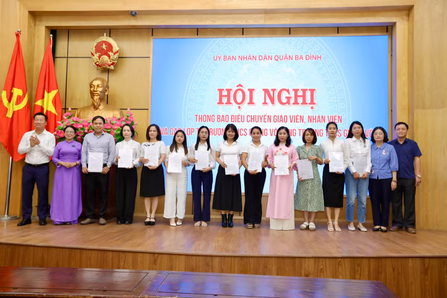 TS. Lê Đức Thuận (áo trắng) và ông Nguyễn Mạnh Cường cùng đại diện hai trường THCS (Giảng Võ, Giảng Võ 2) trao quyết định và chụp ảnh lưu niệm với giáo viên được điều chuyển.