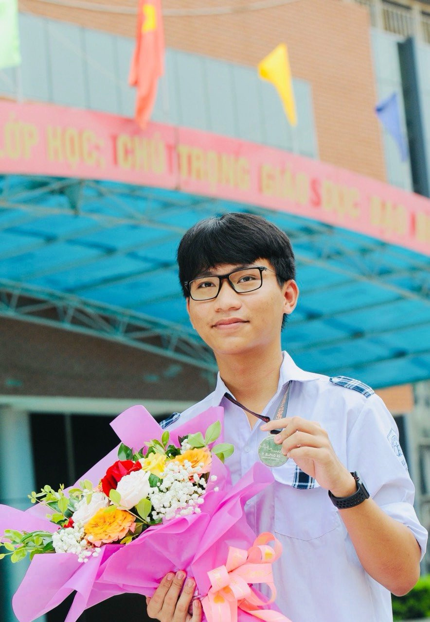 Em Trương Phi Hùng - học sinh lớp 12 chuyên Vật lí, Trường THPT Chuyên Bắc Giang. Em Trương Phi Hùng - học sinh lớp 12 chuyên Vật lí, Trường THPT Chuyên Bắc Giang.
