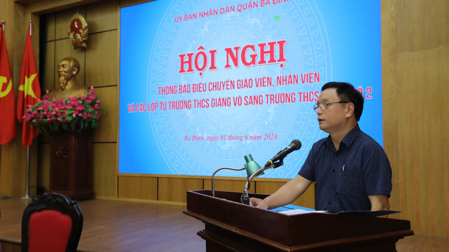 Ông Nguyễn Mạnh Cường - Trưởng phòng Nội vụ quận Ba Đình thông báo điều chuyển giáo viên, các lớp tại hội nghị. Ông Nguyễn Mạnh Cường - Trưởng phòng Nội vụ quận Ba Đình thông báo điều chuyển giáo viên, các lớp tại hội nghị.