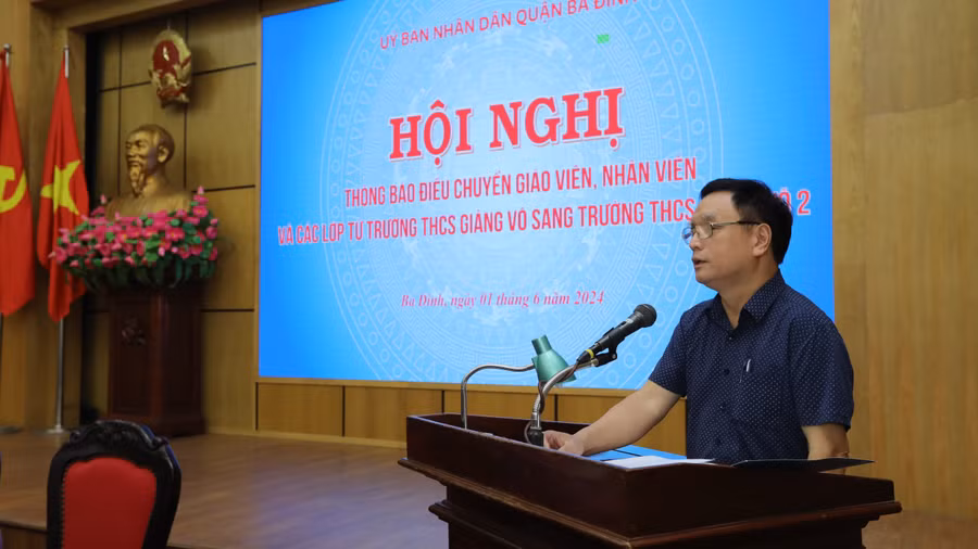 Ông Nguyễn Mạnh Cường - Trưởng phòng Nội vụ quận Ba Đình thông báo điều chuyển giáo viên, các lớp tại hội nghị.