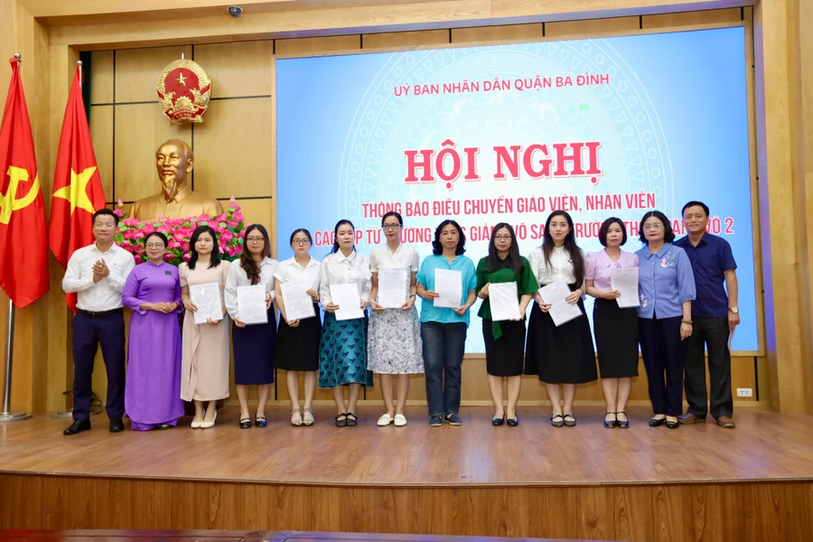 TS. Lê Đức Thuận (áo trắng) và ông Nguyễn Mạnh Cường cùng đại diện hai trường THCS (Giảng Võ, Giảng Võ 2) trao quyết định và chụp ảnh lưu niệm với giáo viên được điều chuyển.