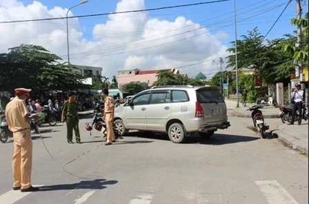 Lực lượng CSGT nhanh chóng có mặt tại hiện trường vụ tai nạn