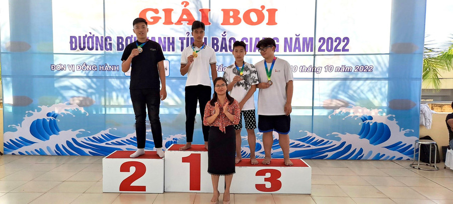 Bà Đào Thị Hường - Phó Giám đốc Sở GD&ĐT trao giải cho vận động viên.