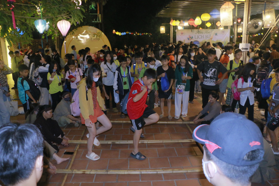 Hoạt động ngoại khóa giúp học sinh thêm kiến thức về văn hóa, truyền thống của dân tộc.