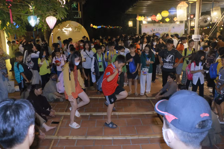 Hoạt động ngoại khóa giúp học sinh thêm kiến thức về văn hóa, truyền thống của dân tộc.