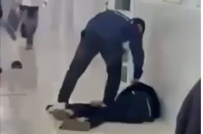 Hình ảnh từ video vụ việc xô xát của nam sinh viên.