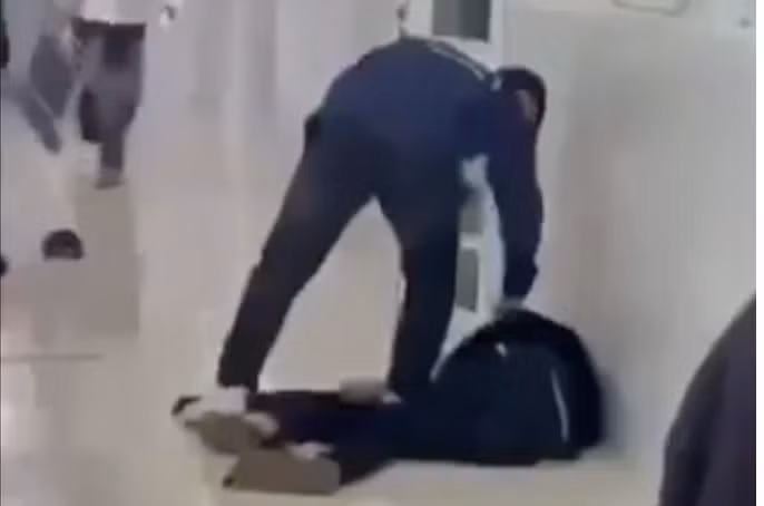 Hình ảnh từ video vụ việc xô xát của nam sinh viên.