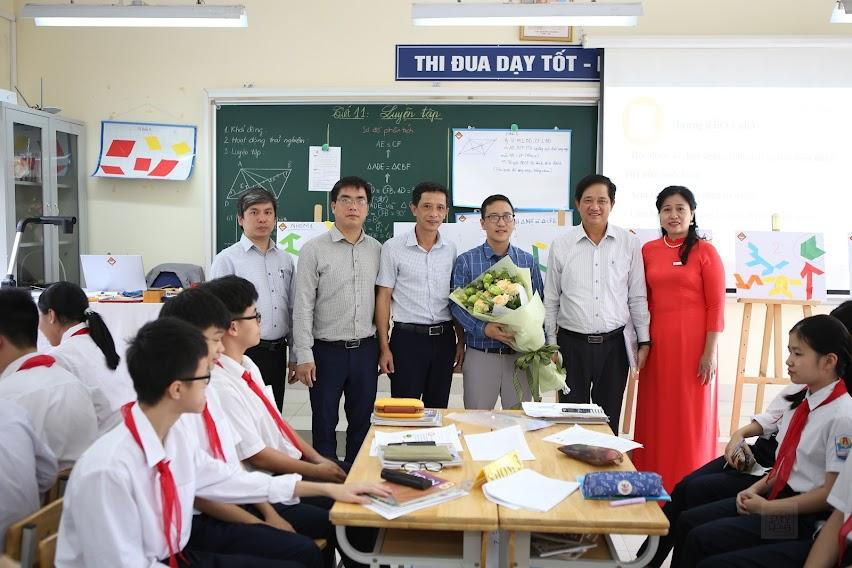 Nhà giáo Nguyễn Thanh Hà - Hiệu trưởng Trường THCS Thăng Long (áo dài đỏ) cùng Ban giám khảo chúc mừng thầy Hữu Sơn hoàn thành xuất sắc tiết dạy.