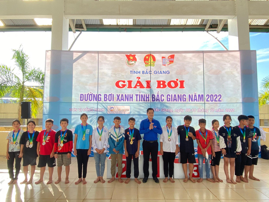 Anh Giáp Xuân Cảnh - Phó Bí thư Tỉnh đoàn, Chủ tịch Hội đồng đội tỉnh Bắc Giang trao giải cho vận động viên.