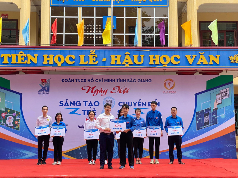 Trao giải cho các đội tham dự chương trình. Trao giải cho các đội tham dự chương trình.