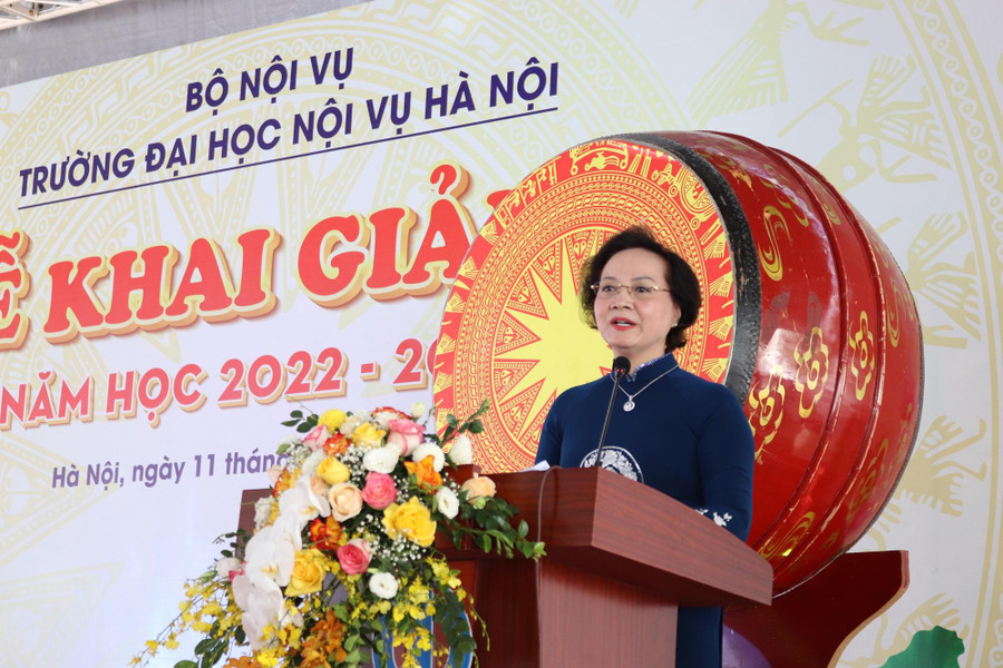 Ủy viên Trung ương Đảng, Bộ trưởng Bộ Nội vụ - Phạm Thị Thanh Trà phát biểu tại lễ khai giảng. Ủy viên Trung ương Đảng, Bộ trưởng Bộ Nội vụ - Phạm Thị Thanh Trà phát biểu tại lễ khai giảng.